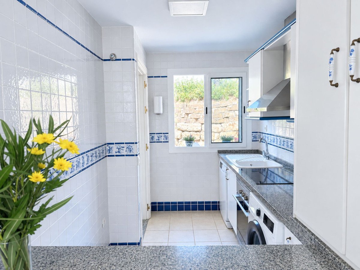 2 Bed Top Floor Apartment in Nueva Andalucía