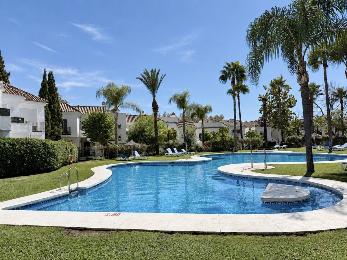 2 Bed Top Floor Apartment in Nueva Andalucía