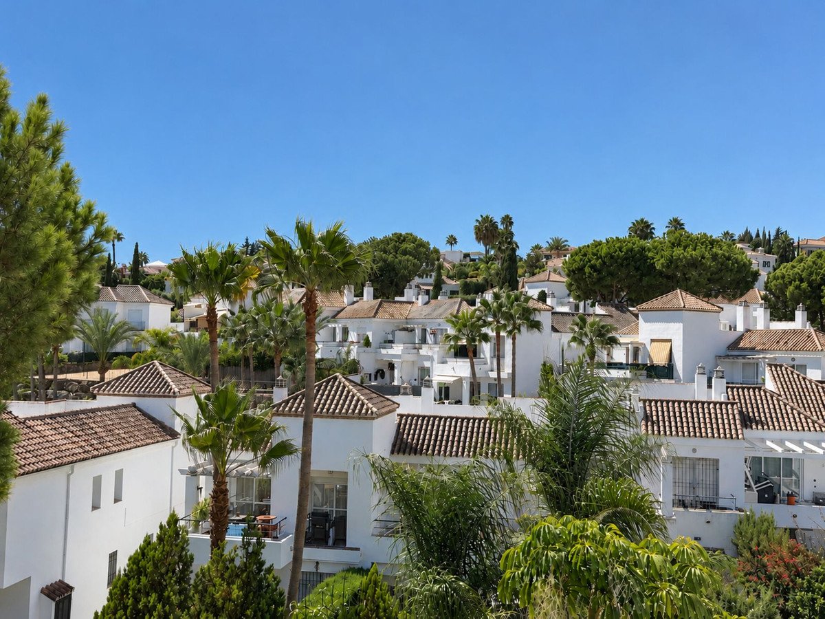 2 Bed Top Floor Apartment in Nueva Andalucía