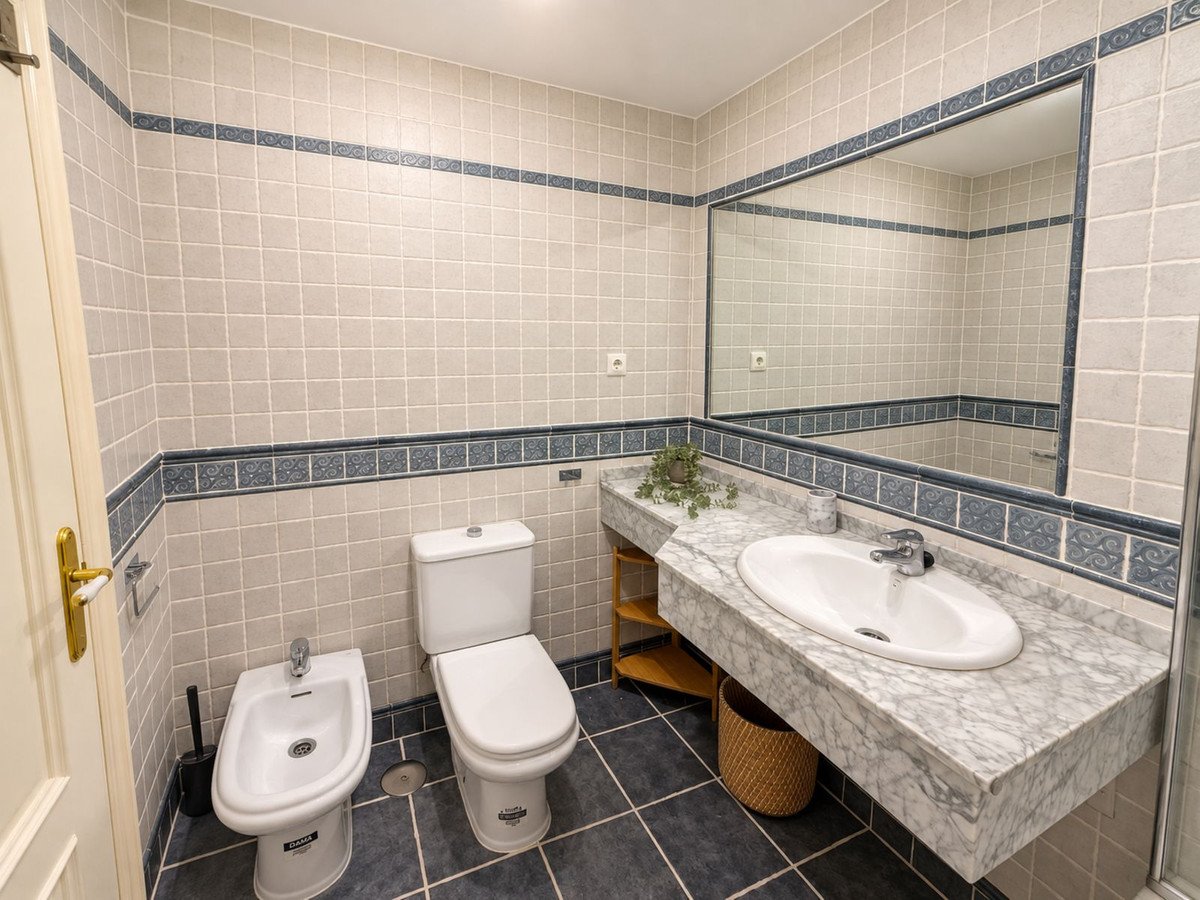 2 Bed Top Floor Apartment in Nueva Andalucía