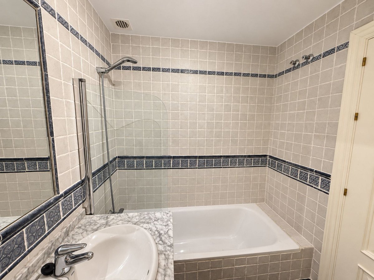 2 Bed Top Floor Apartment in Nueva Andalucía