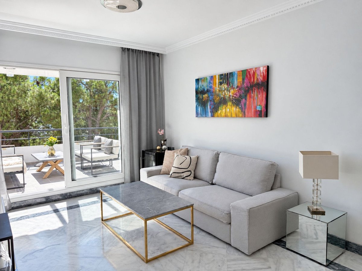 2 Bed Top Floor Apartment in Nueva Andalucía