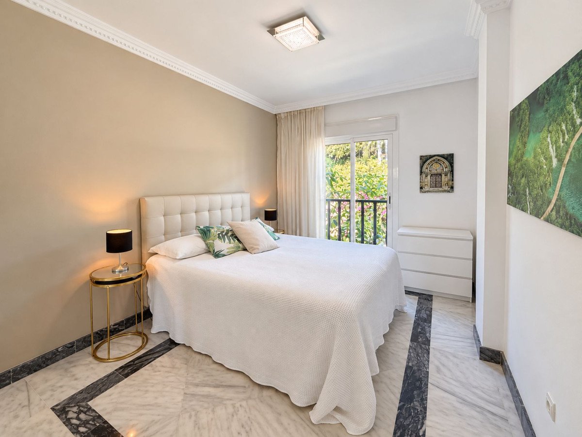 2 Bed Top Floor Apartment in Nueva Andalucía