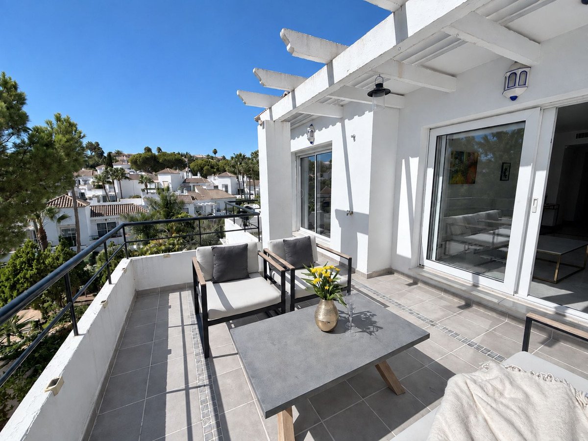 2 Bed Top Floor Apartment in Nueva Andalucía