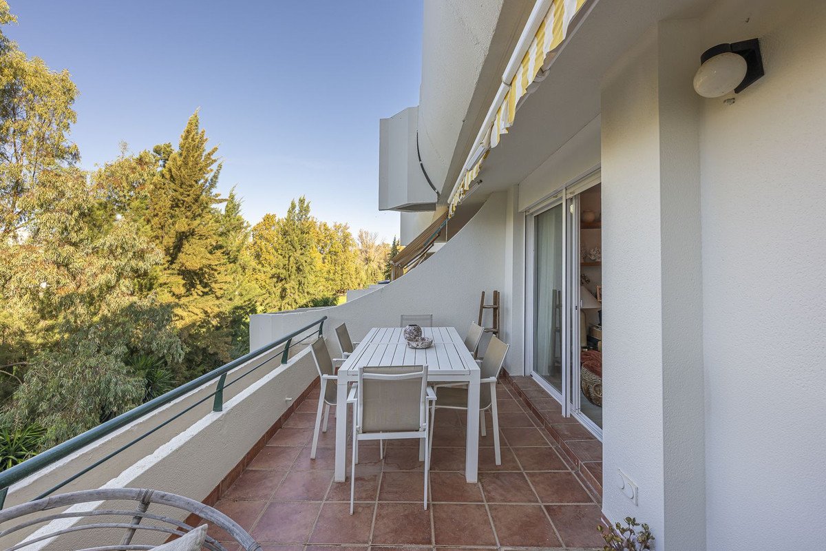 2 Bed Middle Floor Apartment in Guadalmina Alta