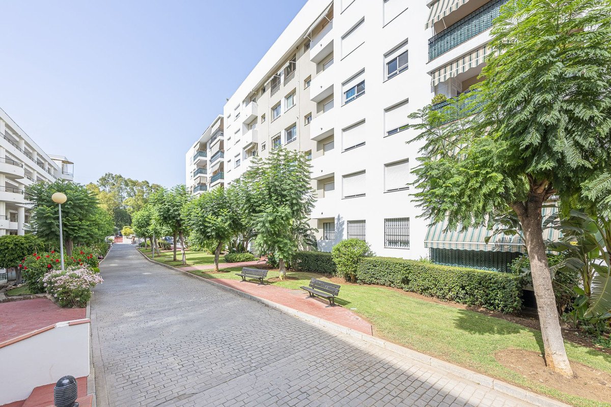 2 Bed Middle Floor Apartment in Guadalmina Alta
