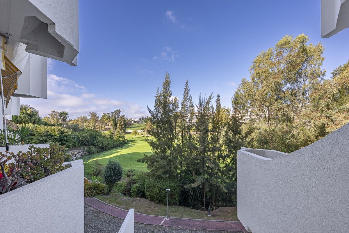2 Bed Middle Floor Apartment in Guadalmina Alta