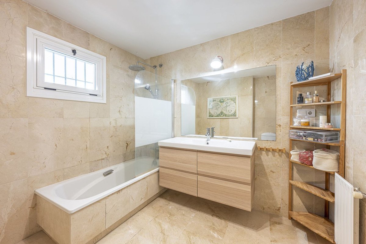 2 Bed Middle Floor Apartment in Guadalmina Alta