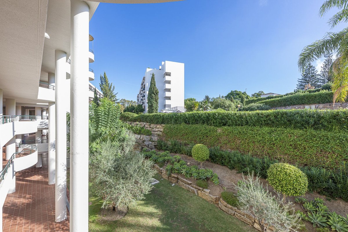 2 Bed Middle Floor Apartment in Guadalmina Alta