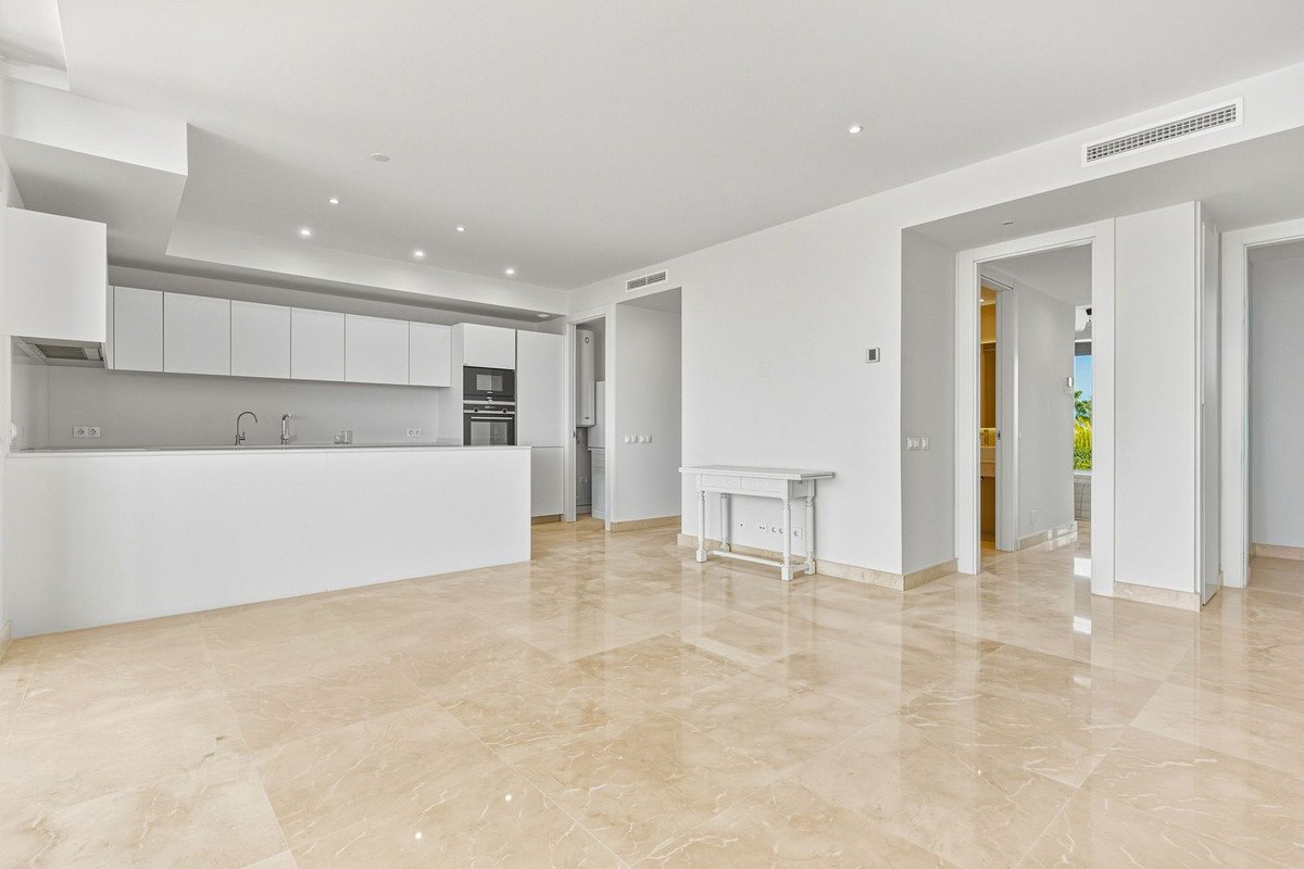 2 Bed Middle Floor Apartment in Cabopino
