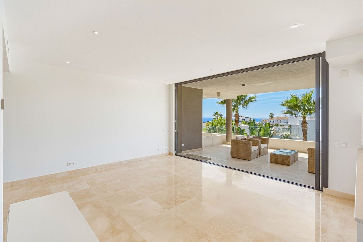 2 Bed Middle Floor Apartment in Cabopino