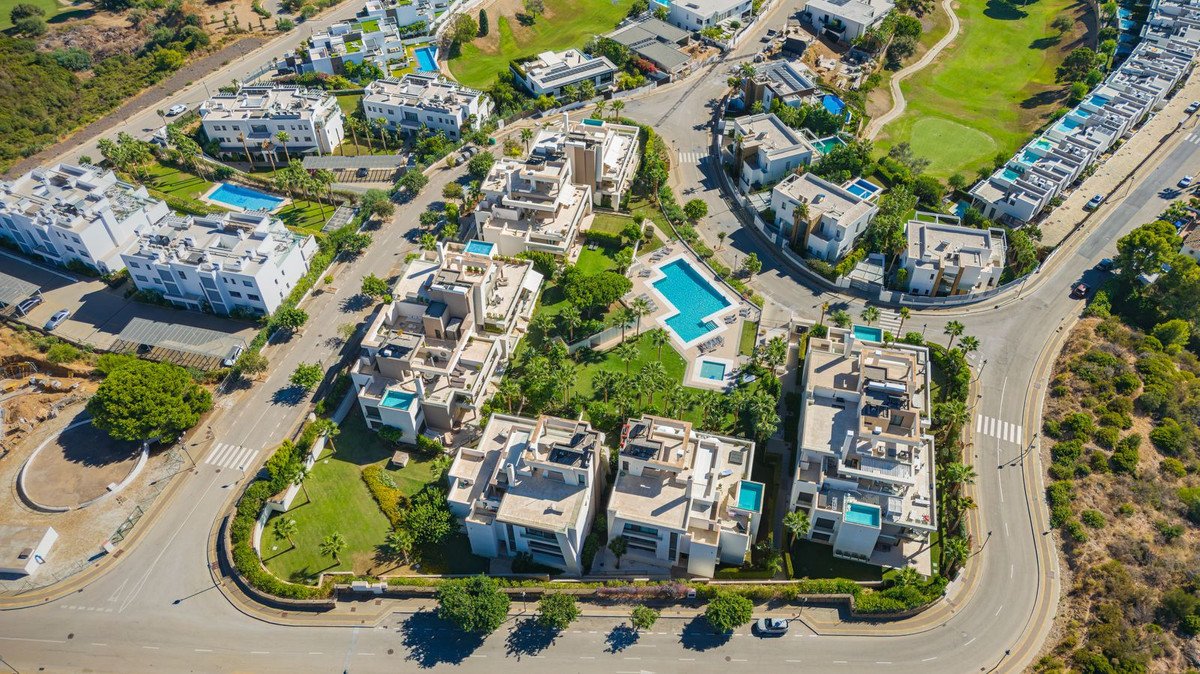 2 Bed Middle Floor Apartment in Cabopino