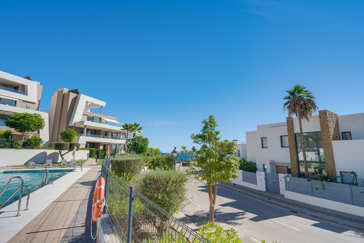 2 Bed Middle Floor Apartment in Cabopino