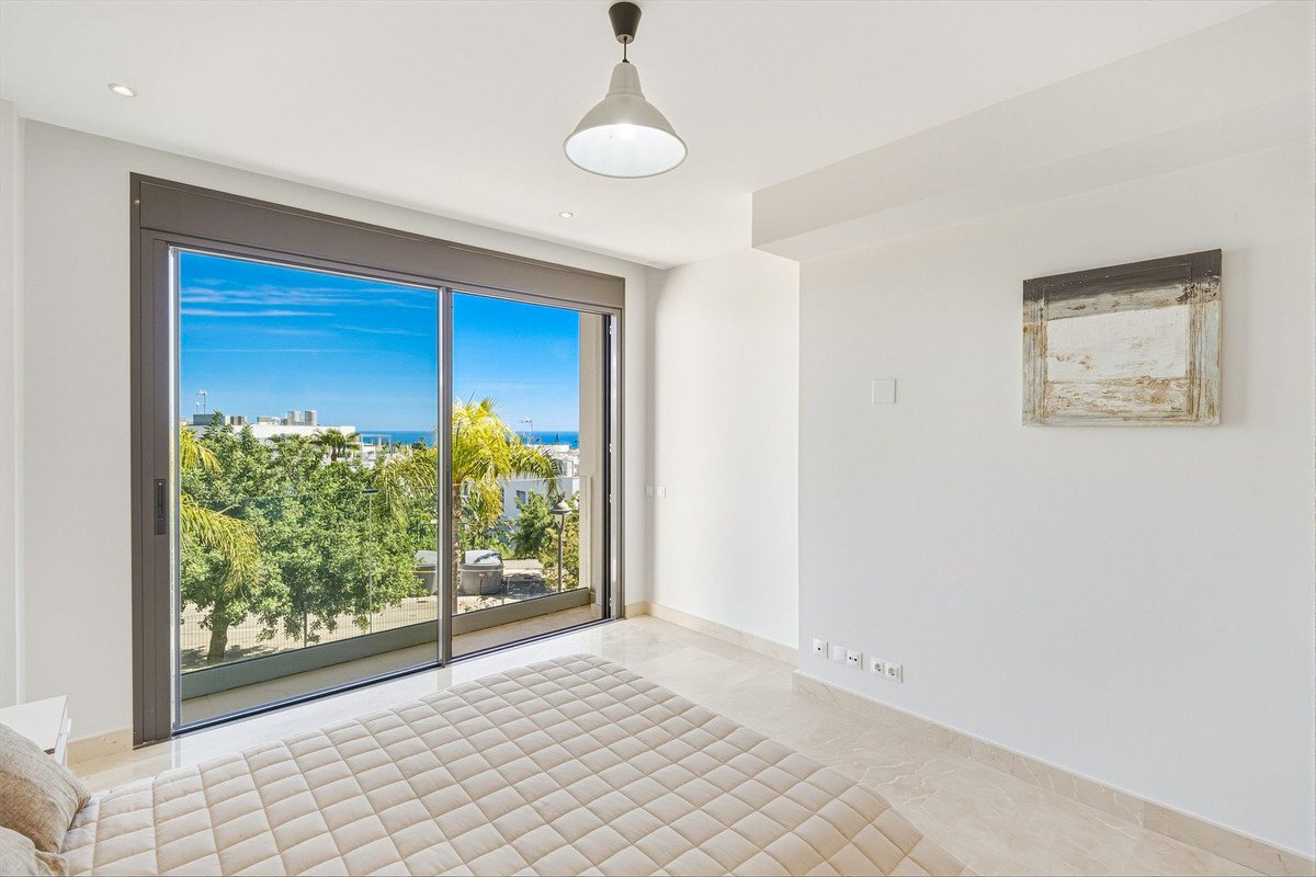 2 Bed Middle Floor Apartment in Cabopino