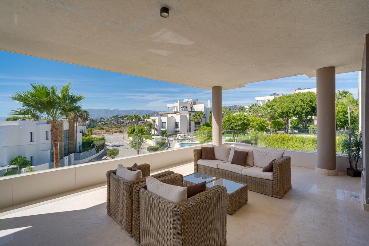 2 Bed Middle Floor Apartment in Cabopino