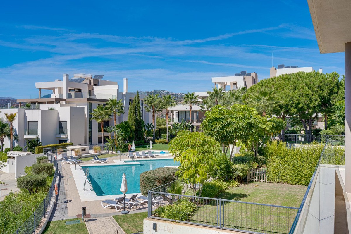 2 Bed Middle Floor Apartment in Cabopino