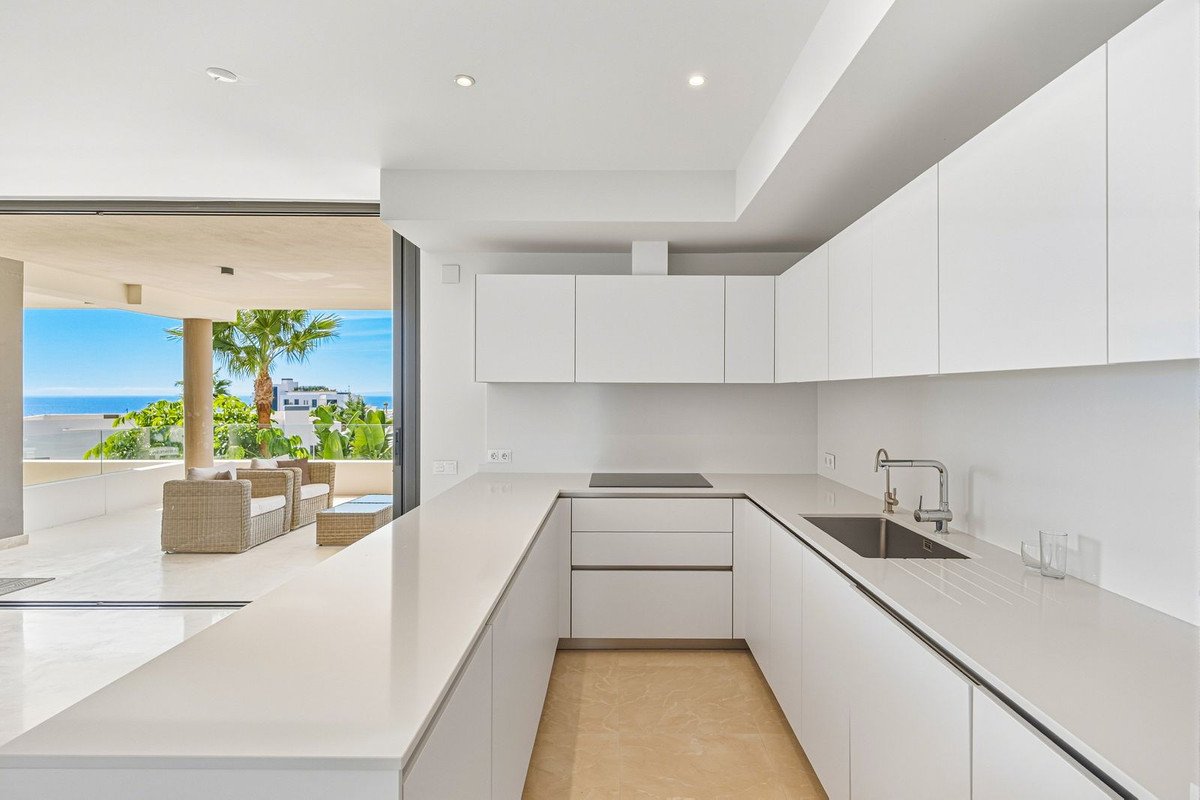 2 Bed Middle Floor Apartment in Cabopino