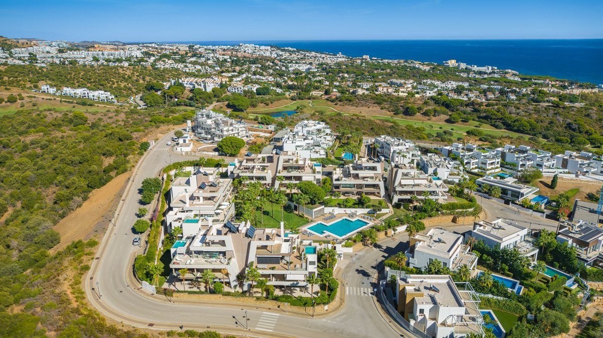 2 Bed Middle Floor Apartment in Cabopino