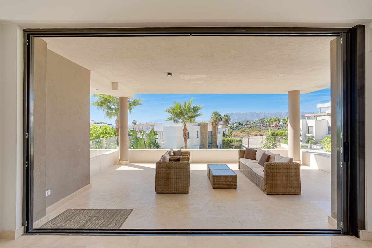 2 Bed Middle Floor Apartment in Cabopino