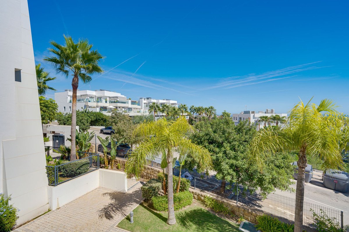 2 Bed Middle Floor Apartment in Cabopino