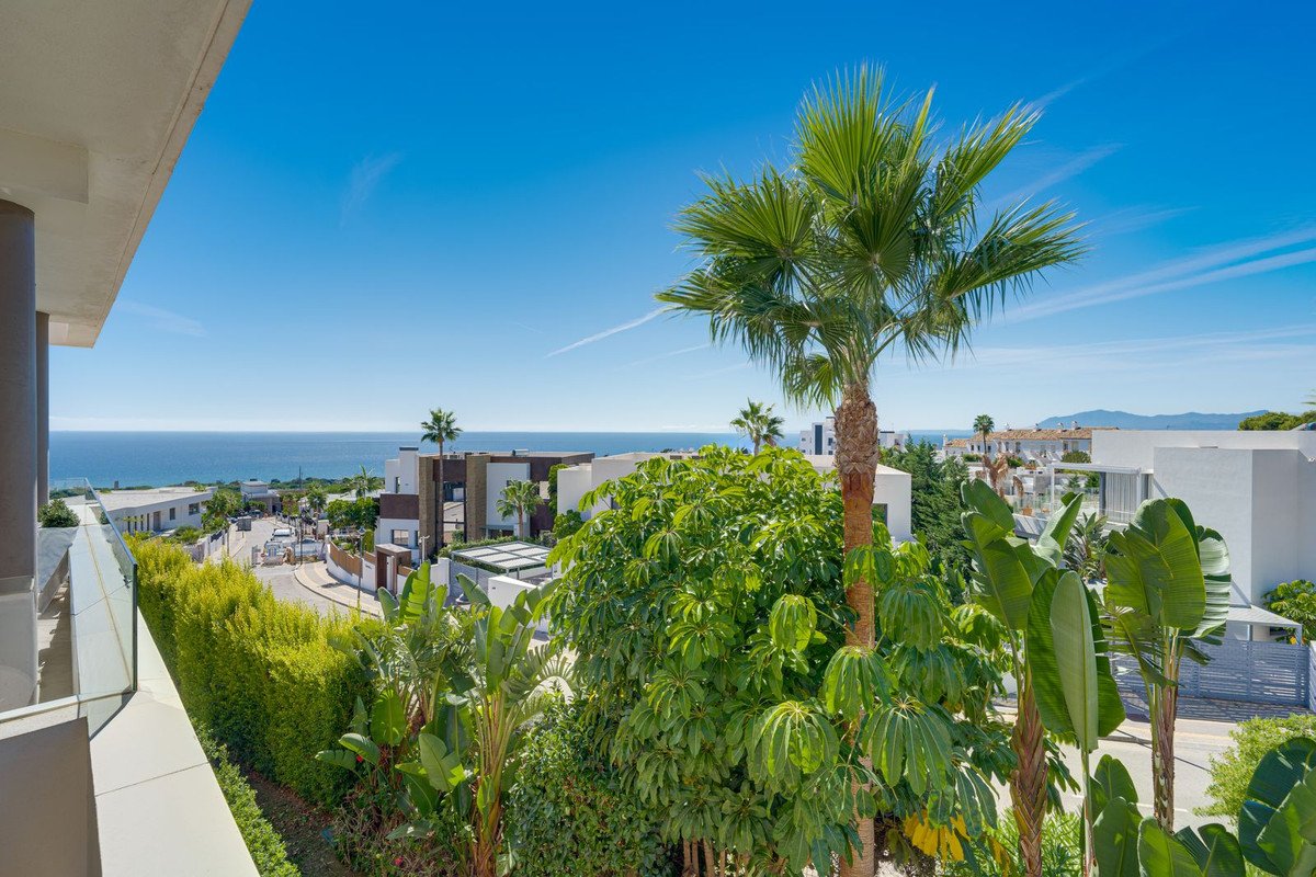 2 Bed Middle Floor Apartment in Cabopino