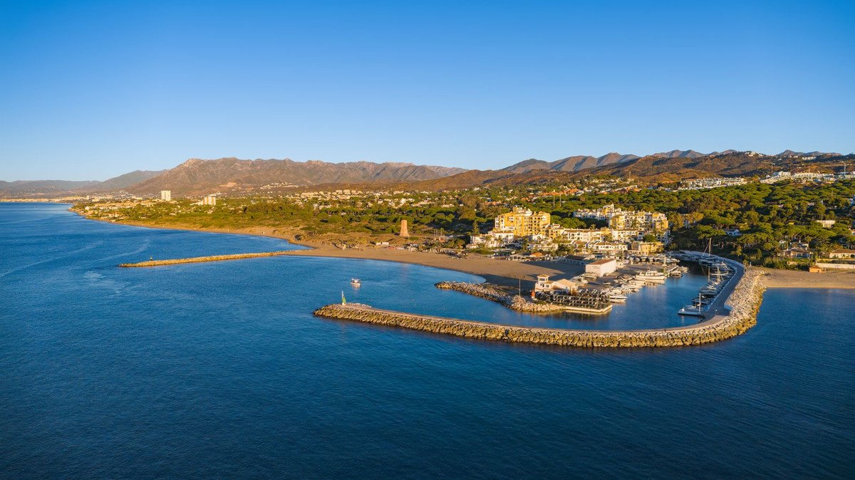 2 Bed Middle Floor Apartment in Cabopino