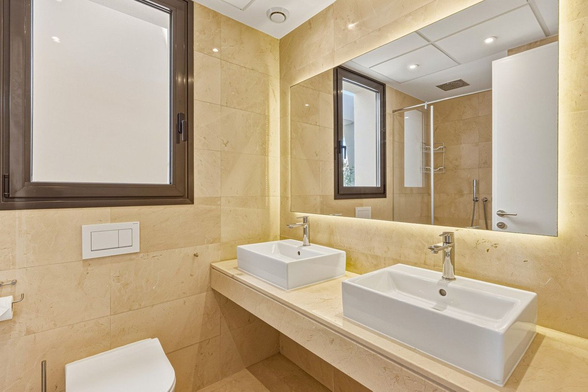 2 Bed Middle Floor Apartment in Cabopino