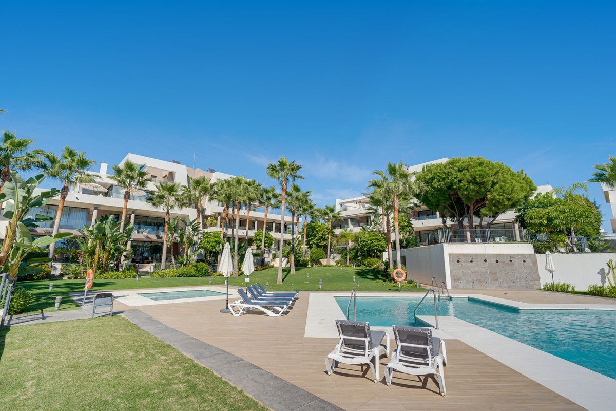 2 Bed Middle Floor Apartment in Cabopino