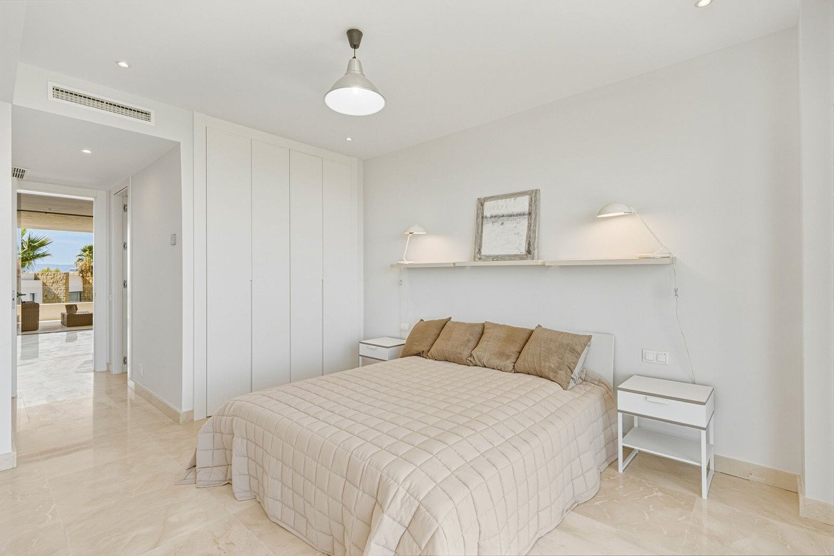 2 Bed Middle Floor Apartment in Cabopino