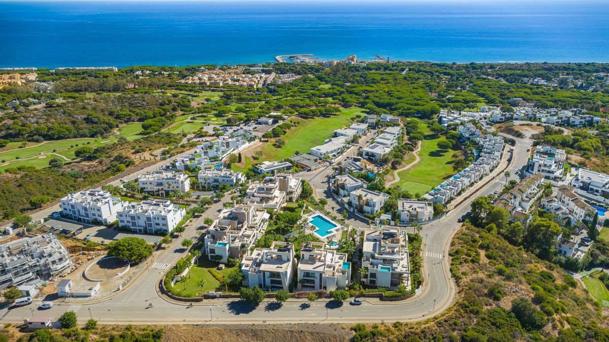 2 Bed Middle Floor Apartment in Cabopino