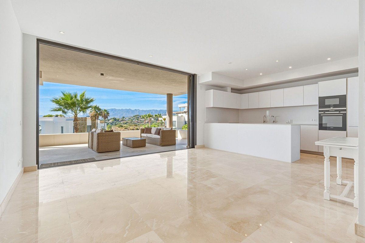 2 Bed Middle Floor Apartment in Cabopino
