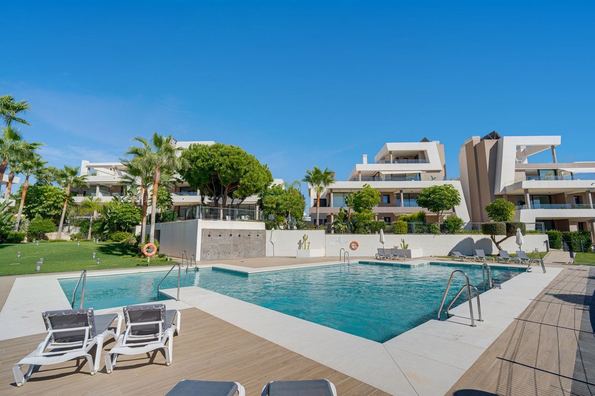 2 Bed Middle Floor Apartment in Cabopino