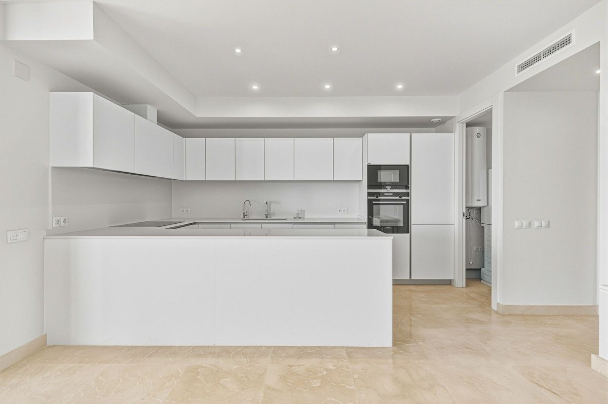 2 Bed Middle Floor Apartment in Cabopino