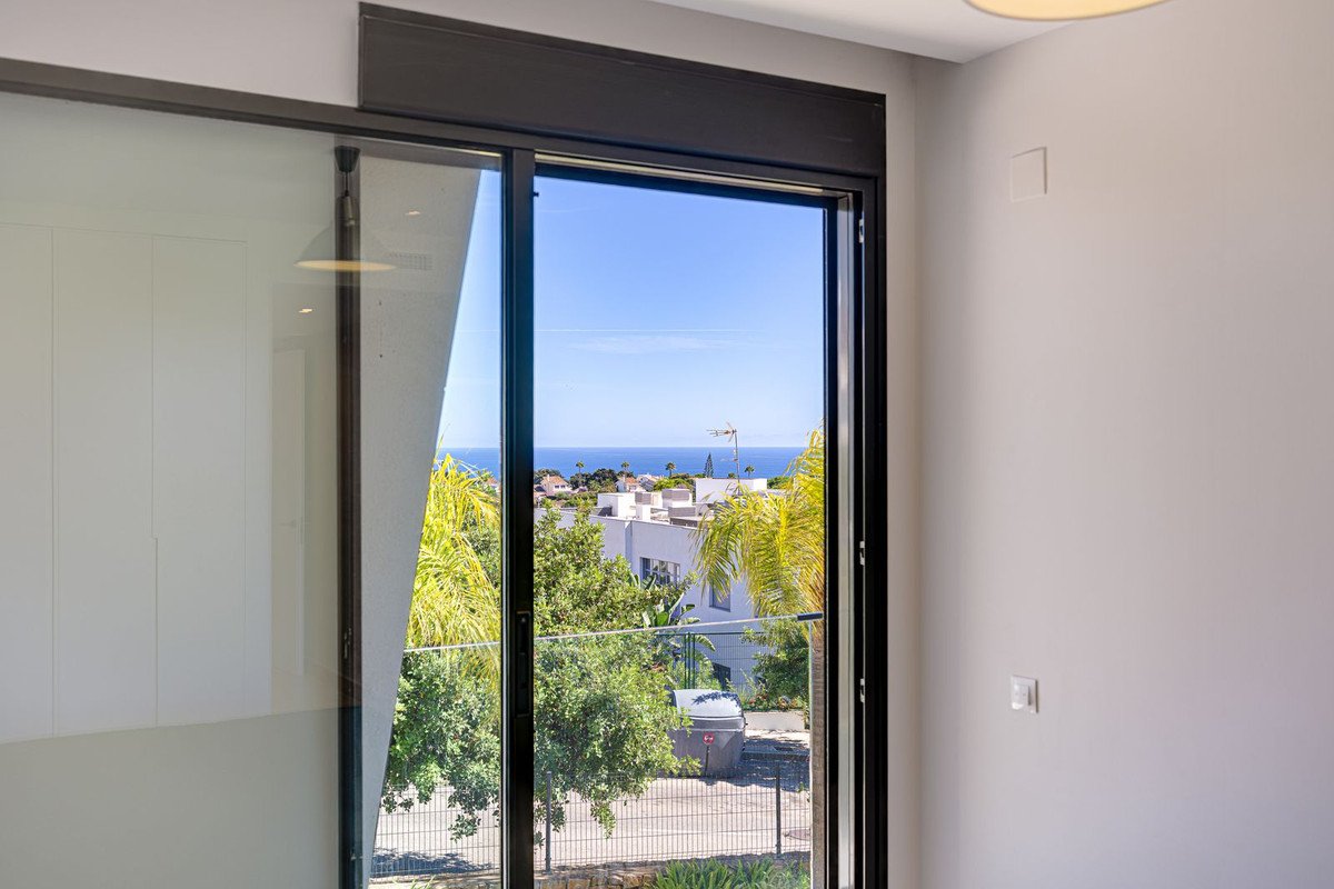 2 Bed Middle Floor Apartment in Cabopino