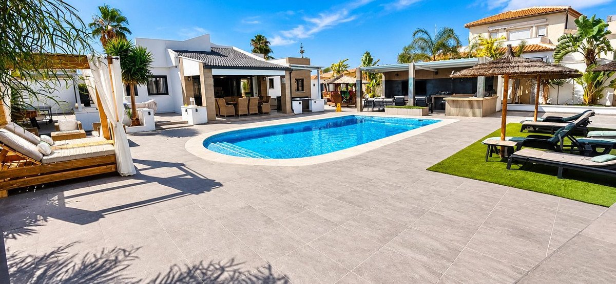 5 Bed Detached Villa in Torrevieja