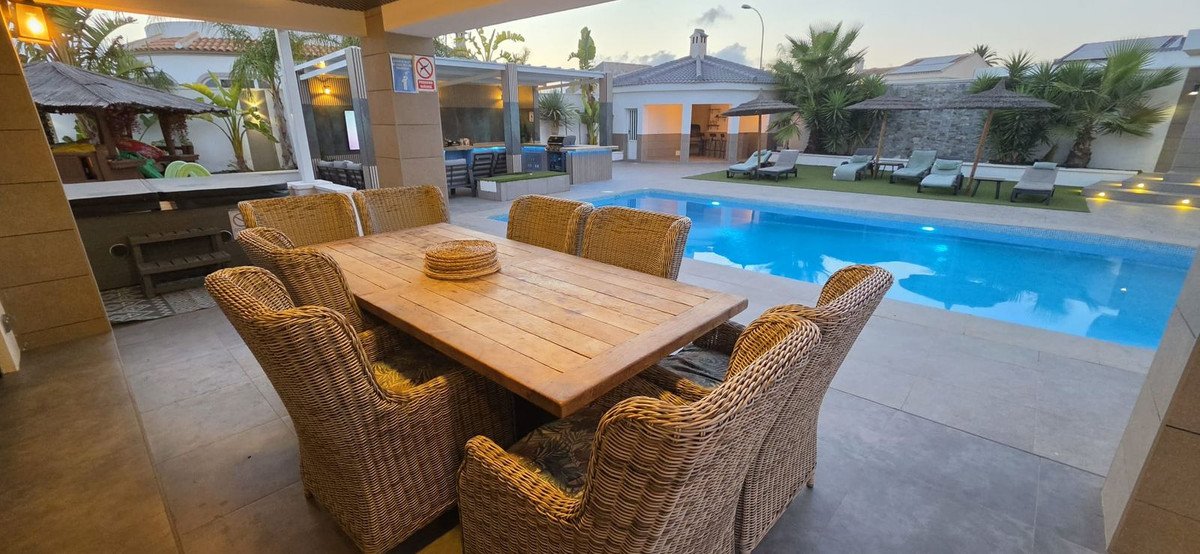 5 Bed Detached Villa in Torrevieja