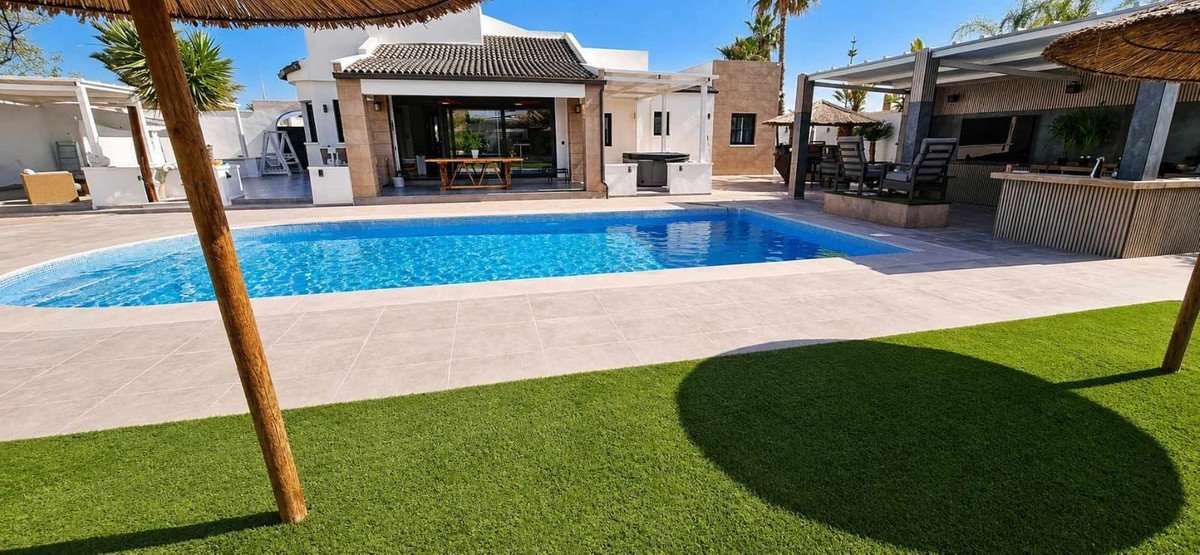 5 Bed Detached Villa in Torrevieja