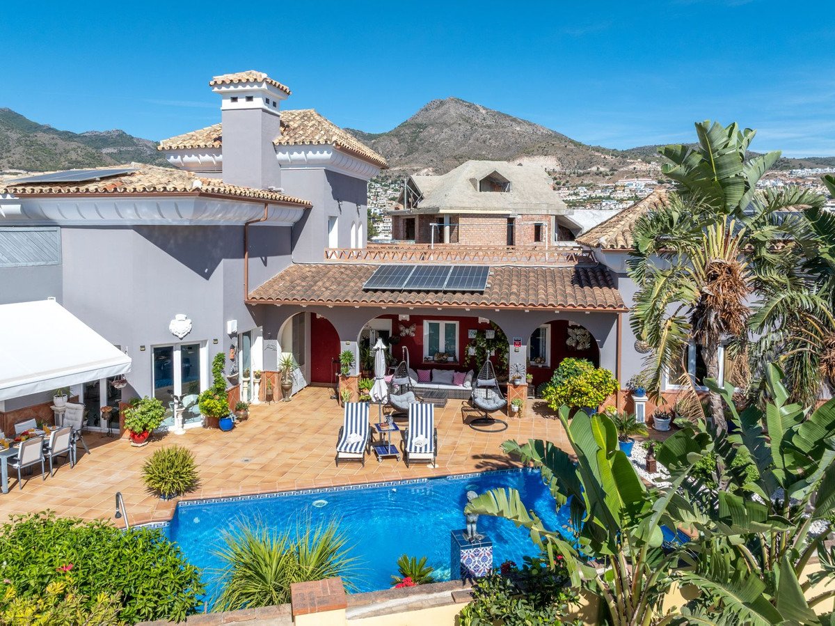 5 Bed Detached Villa in Torrequebrada