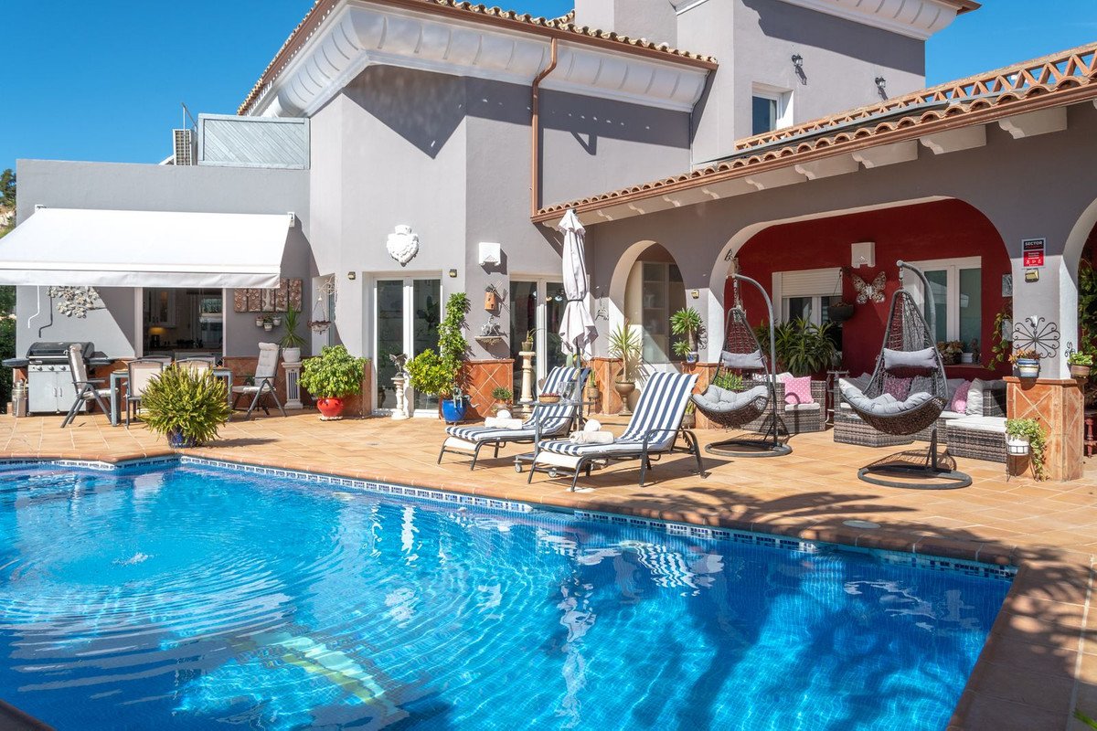 5 Bed Detached Villa in Torrequebrada