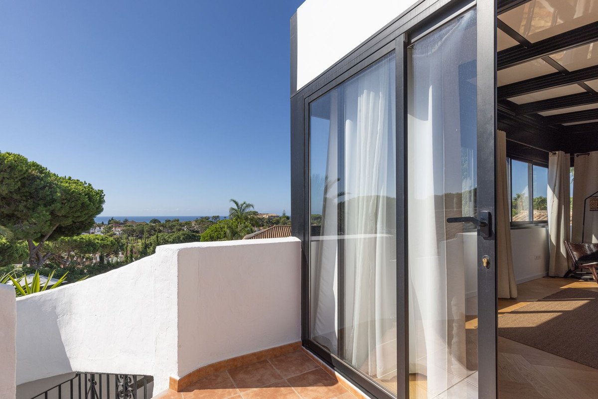 5 Bed Detached Villa in Hacienda Las Chapas