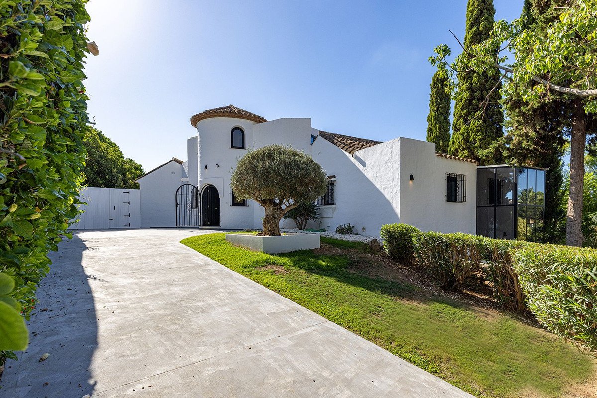 5 Bed Detached Villa in Hacienda Las Chapas