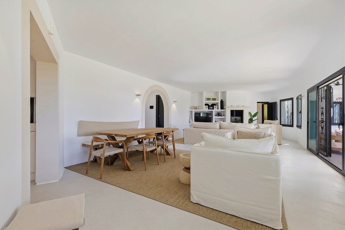 5 Bed Detached Villa in Hacienda Las Chapas