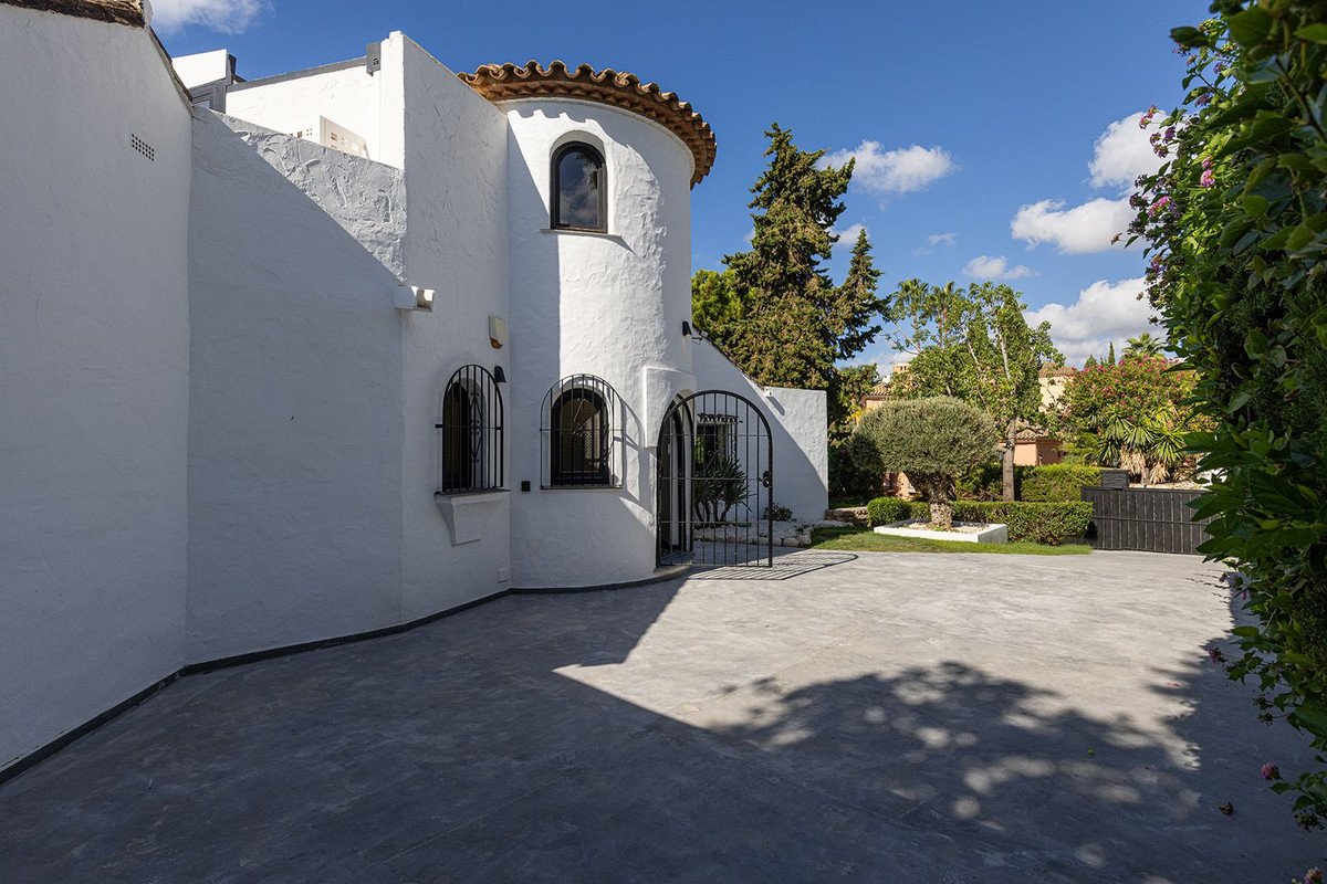 5 Bed Detached Villa in Hacienda Las Chapas