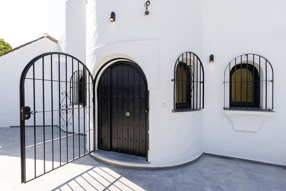 5 Bed Detached Villa in Hacienda Las Chapas