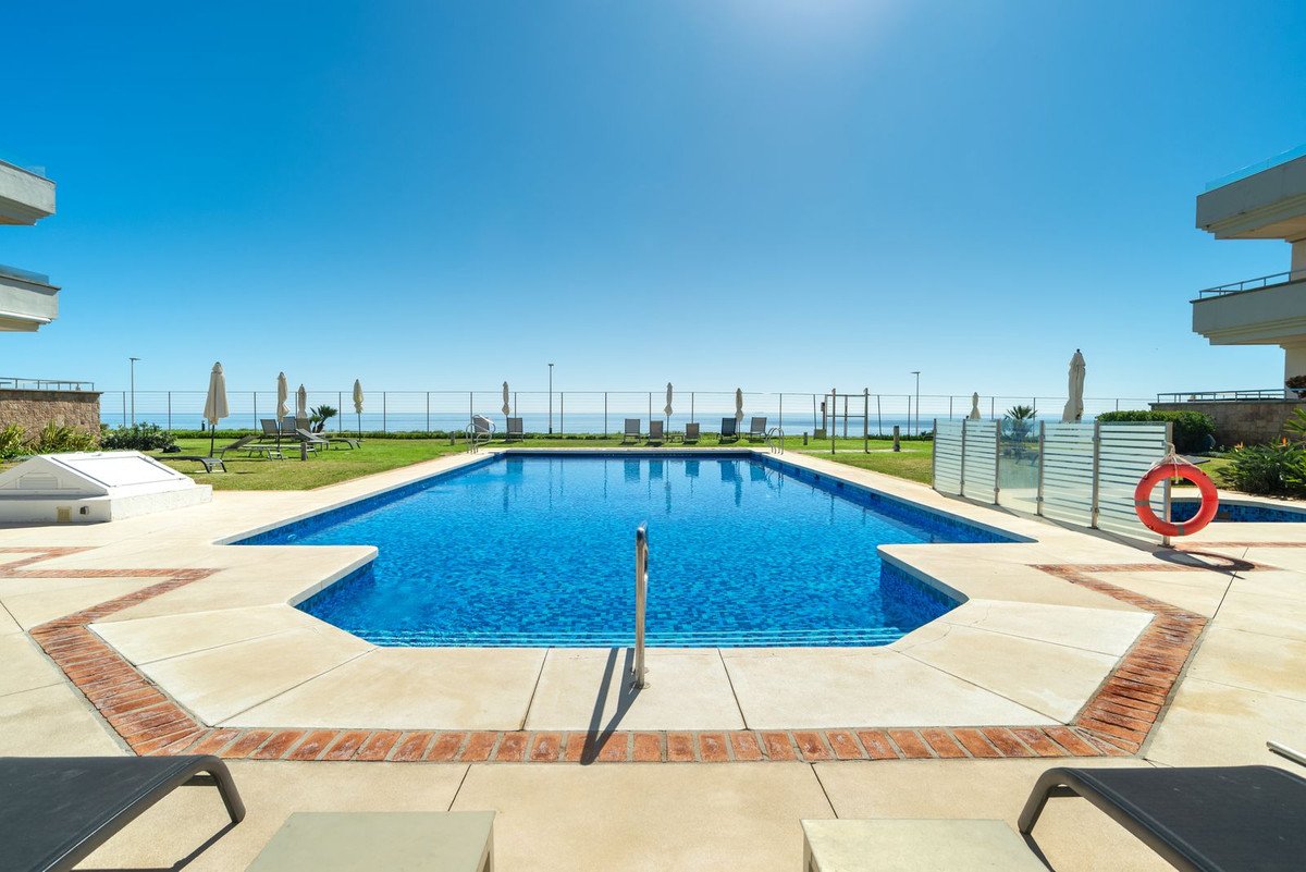 3 Bed Middle Floor Apartment in New Golden Mile
