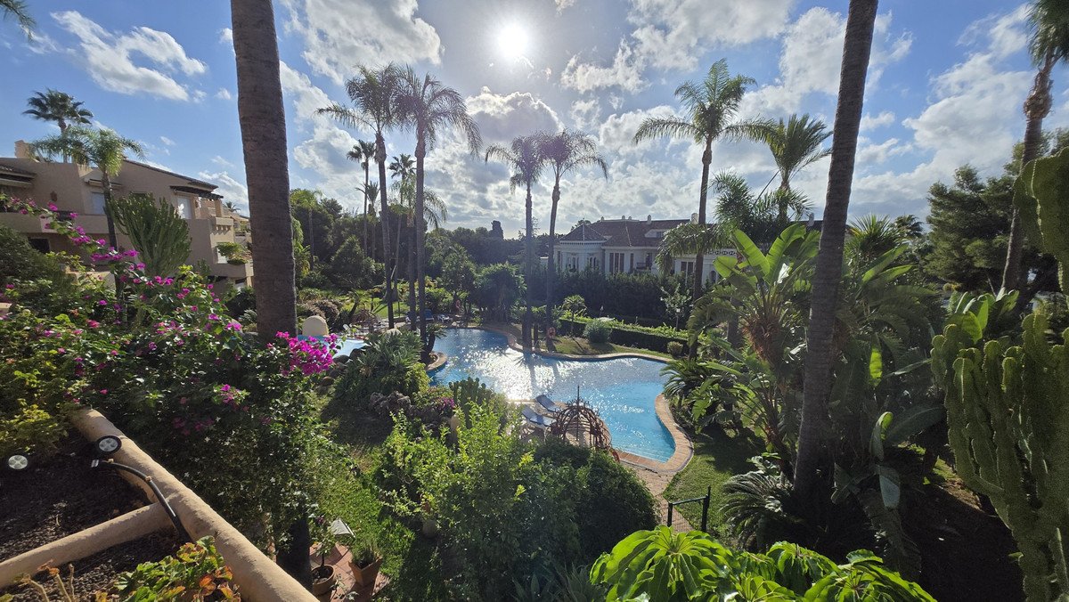 2 Bed Middle Floor Apartment in The Golden Mile