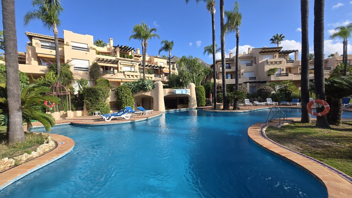2 Bed Middle Floor Apartment in The Golden Mile
