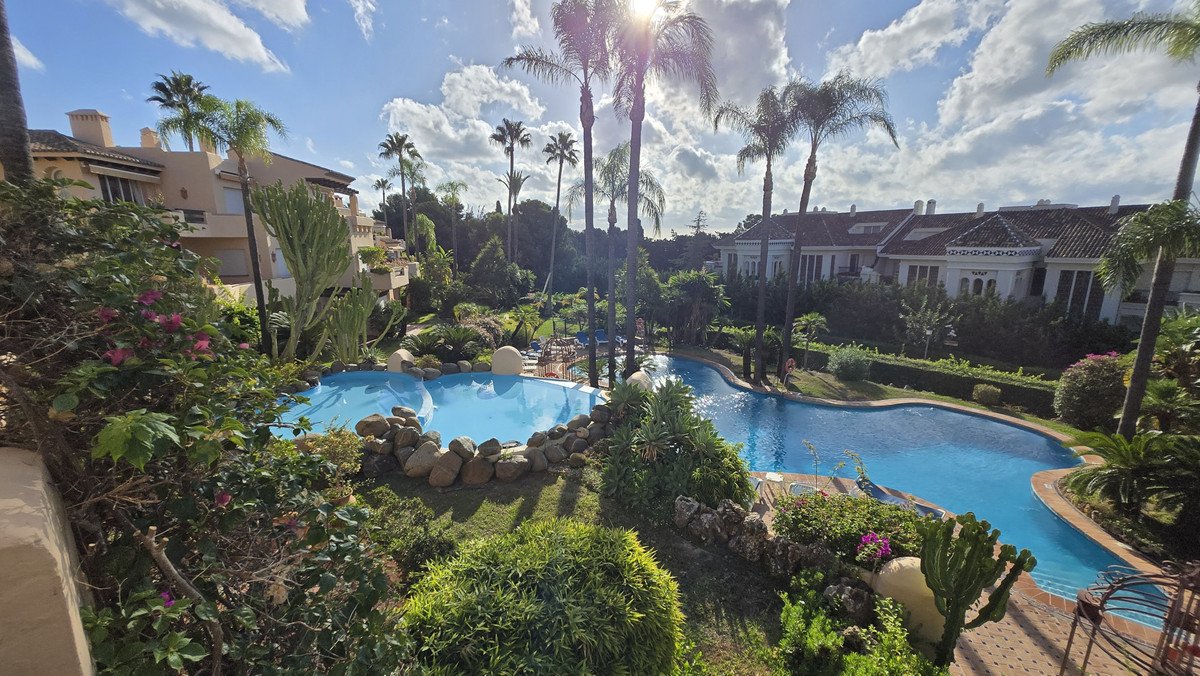2 Bed Middle Floor Apartment in The Golden Mile