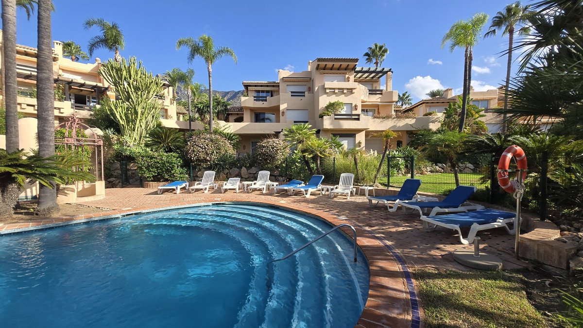 2 Bed Middle Floor Apartment in The Golden Mile