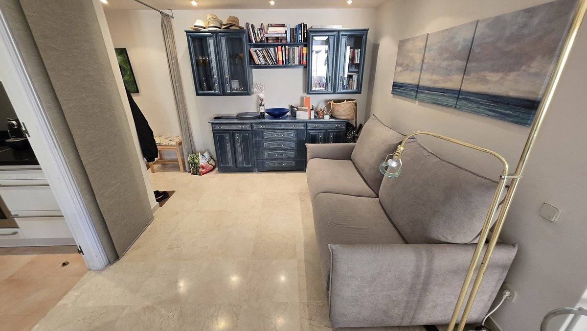 2 Bed Middle Floor Apartment in The Golden Mile